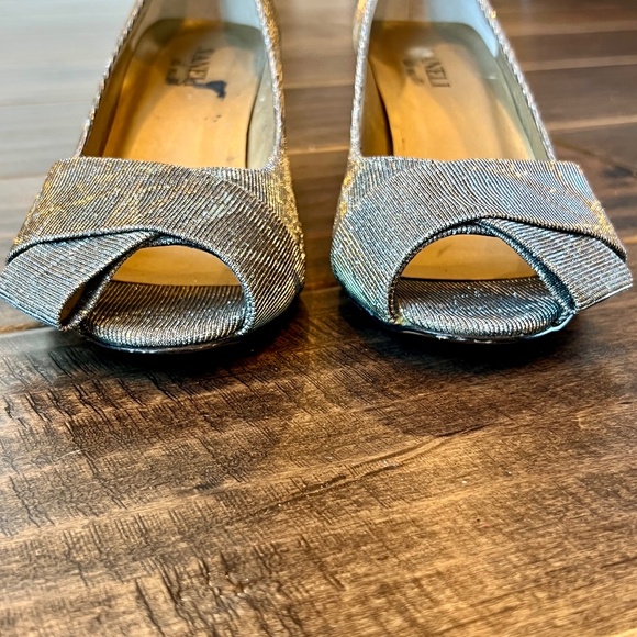 Vaneli Platinum Metallic Kitten Heel Pump Size 9.5 - Picture 5 of 12